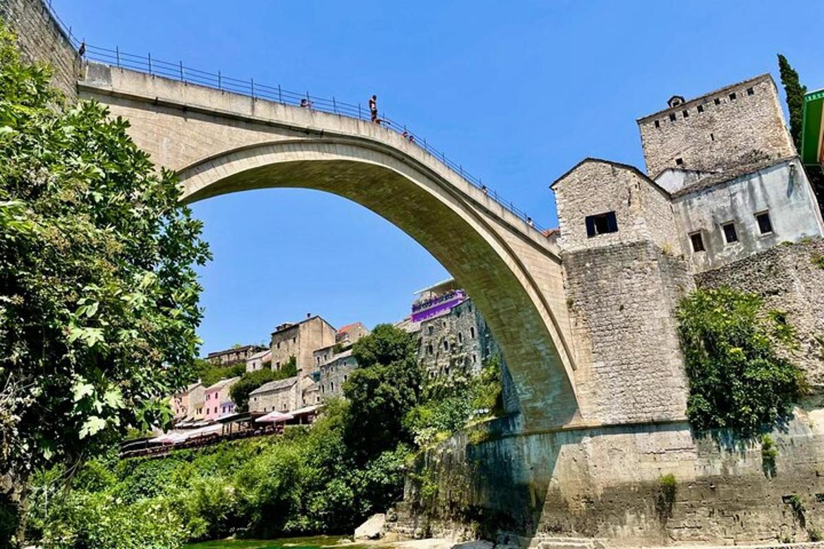 un puente sobre un río al lado de un castillo