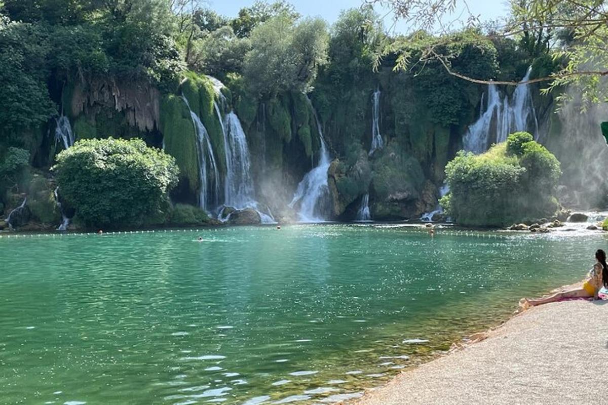 un bassal d'aigua davant d'una cascada
