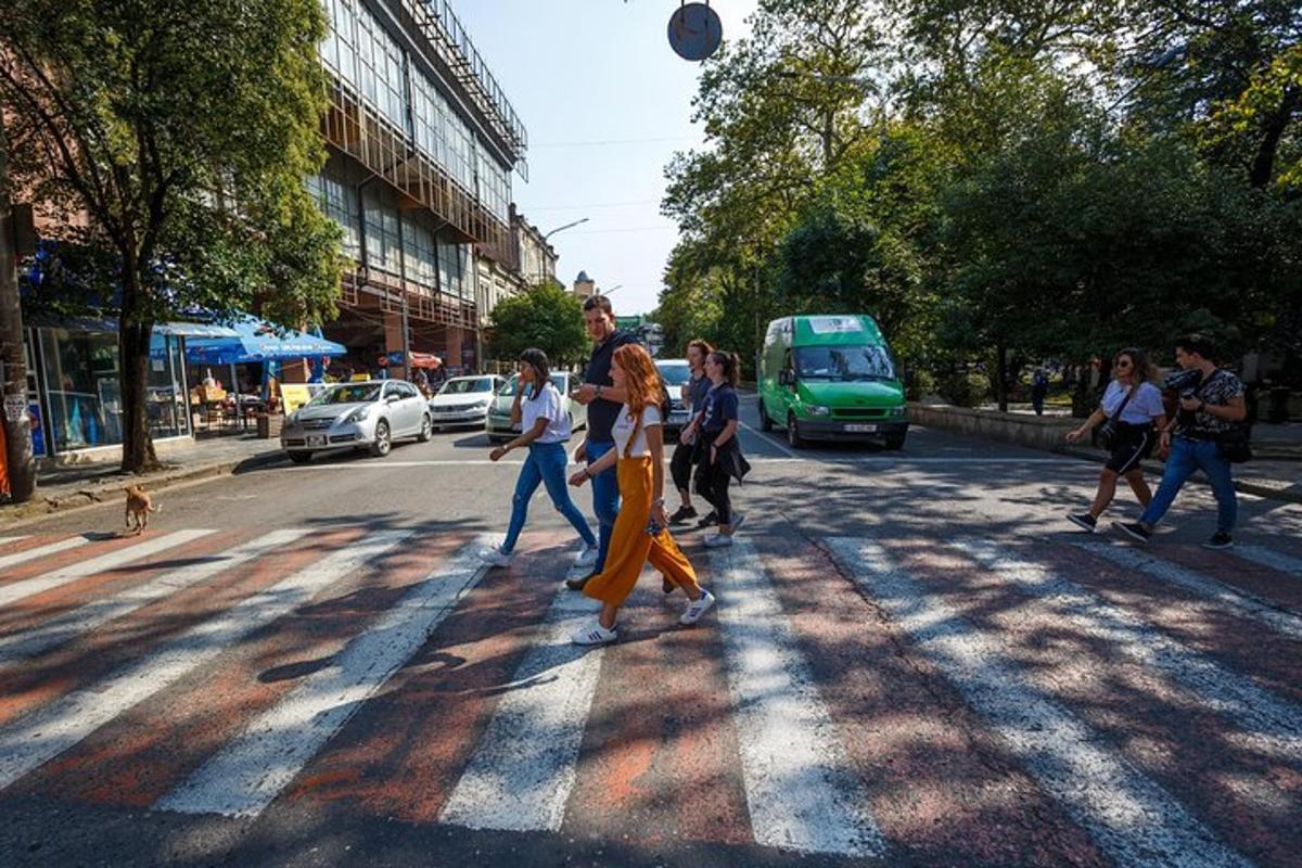 sekelompok orang berjalan menyeberang jalan