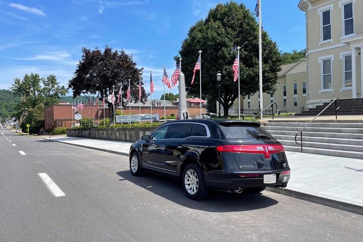 en svart bil parkert på siden av en gate