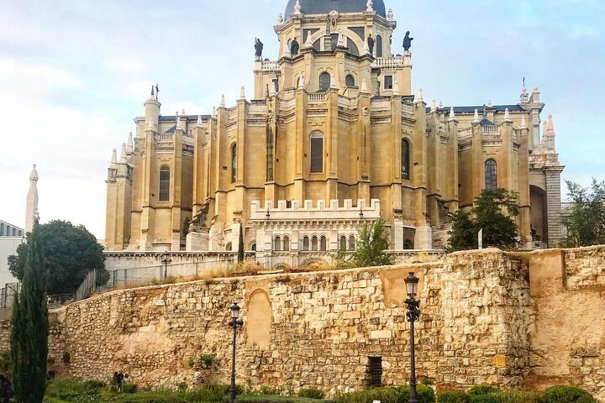 un grande edificio in cima a un muro di pietra