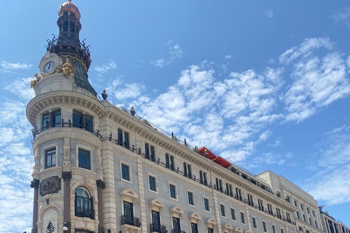un edificio con una torre dell'orologio in cima