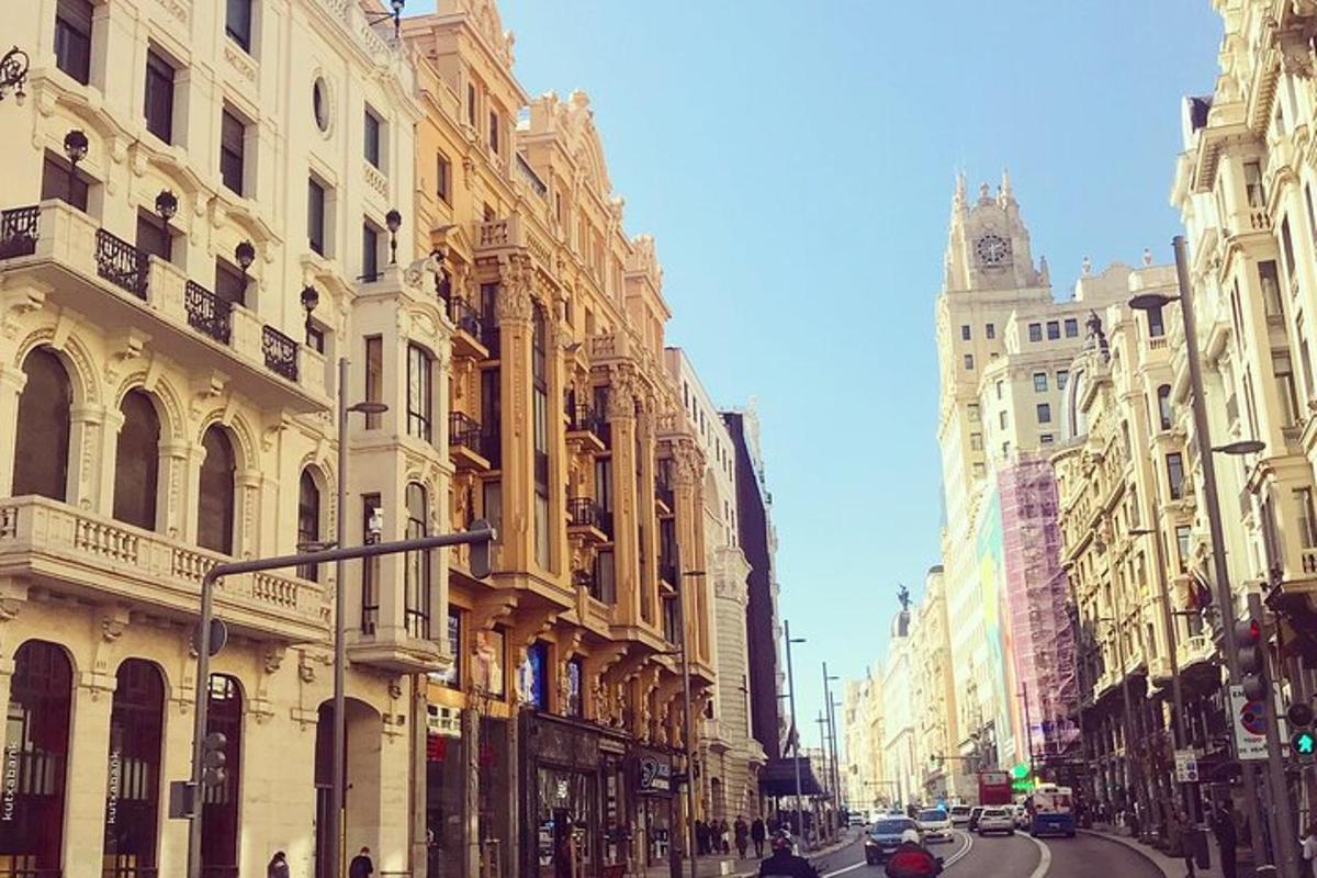 una strada cittadina con edifici e automobili sulla strada