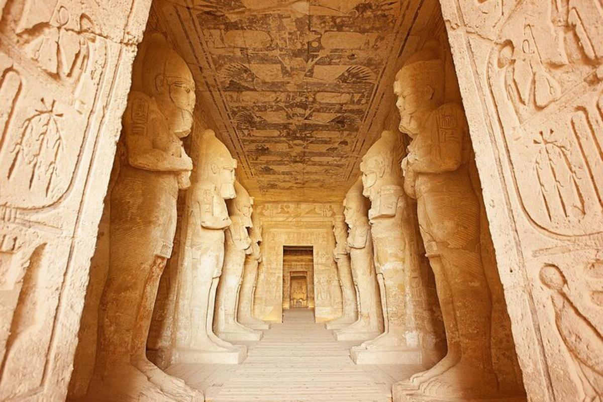 古代寺院の廊下の眺め