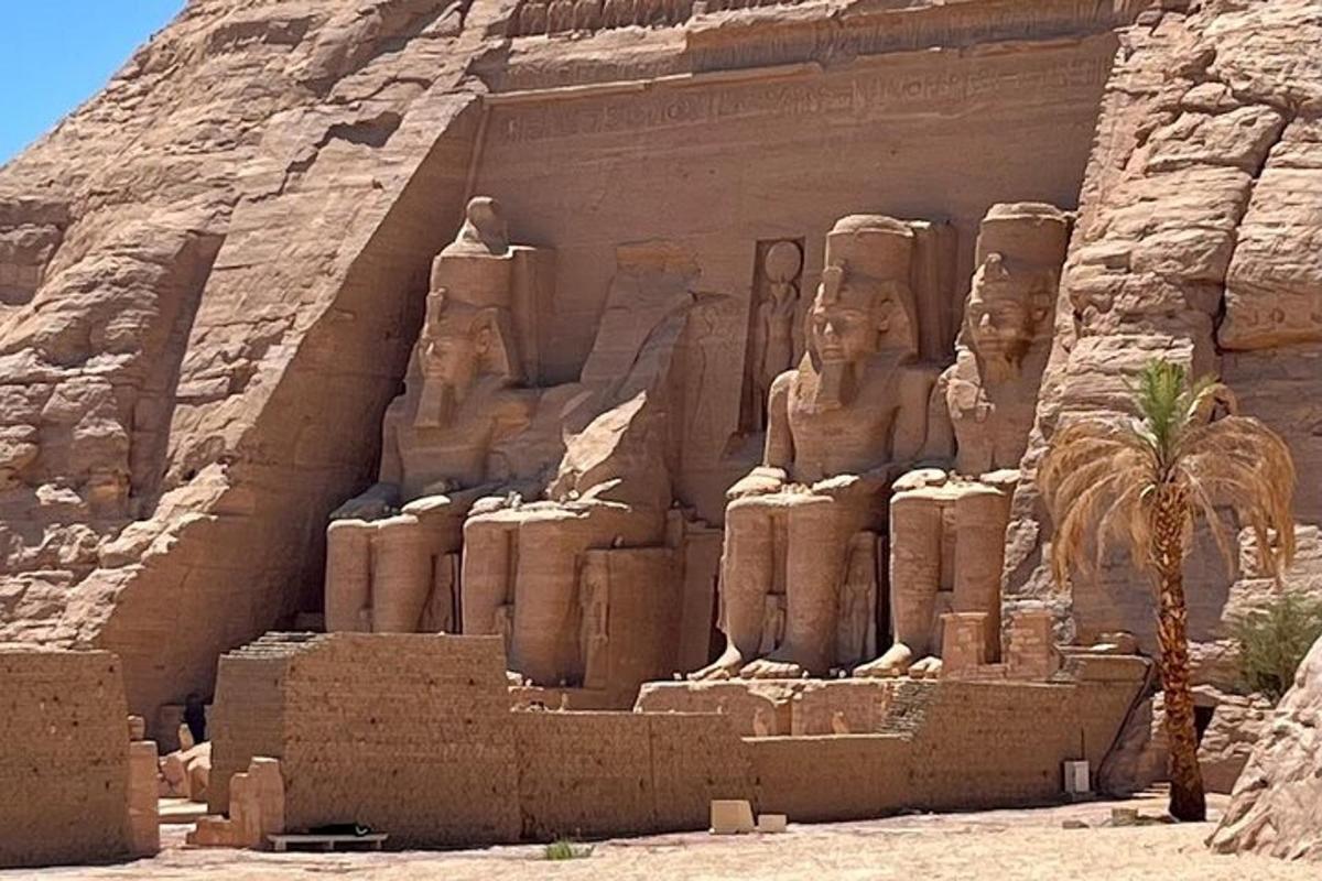 un gran edifici amb estàtues al desert