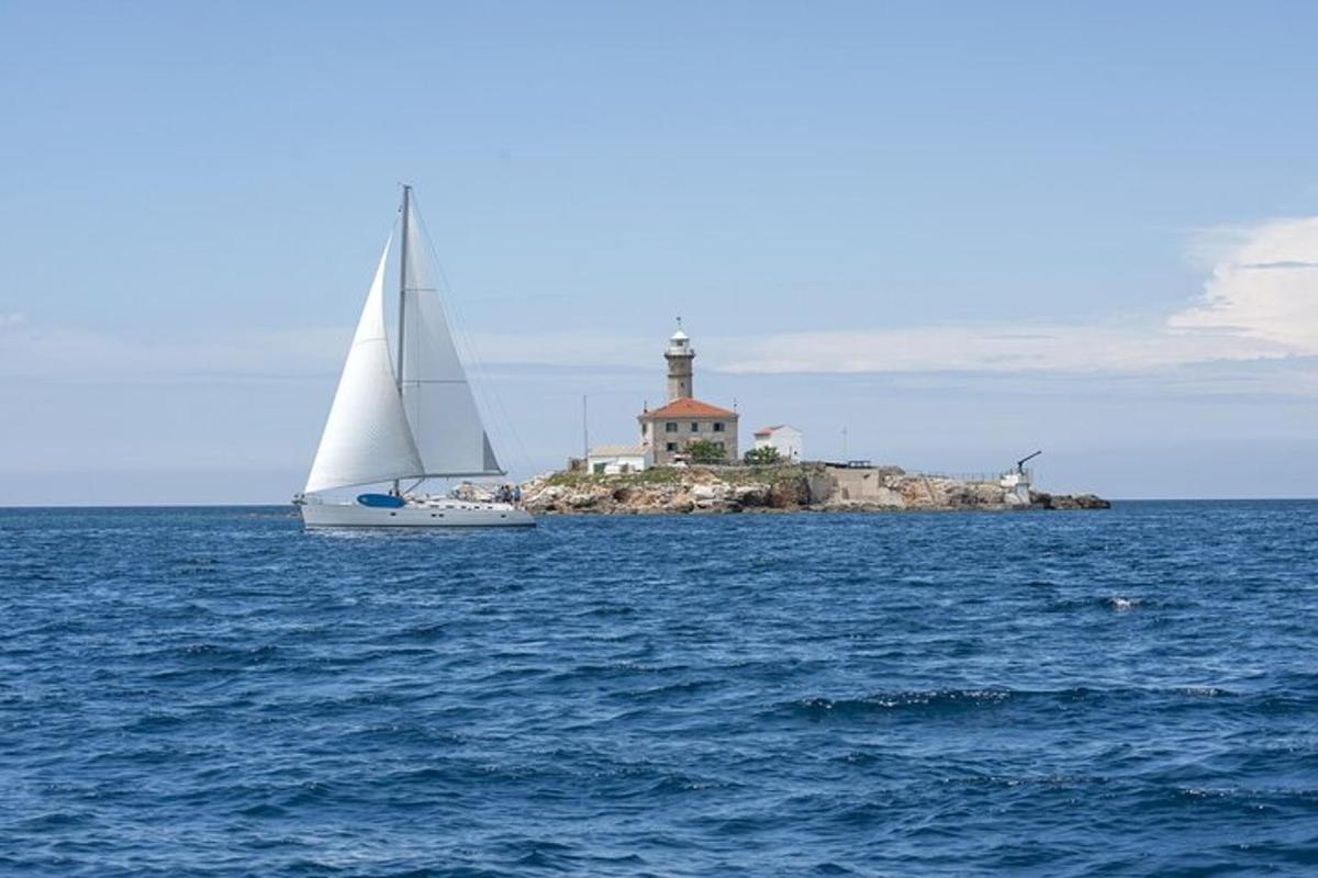 purjekas ookeanis, taustal tuletorn