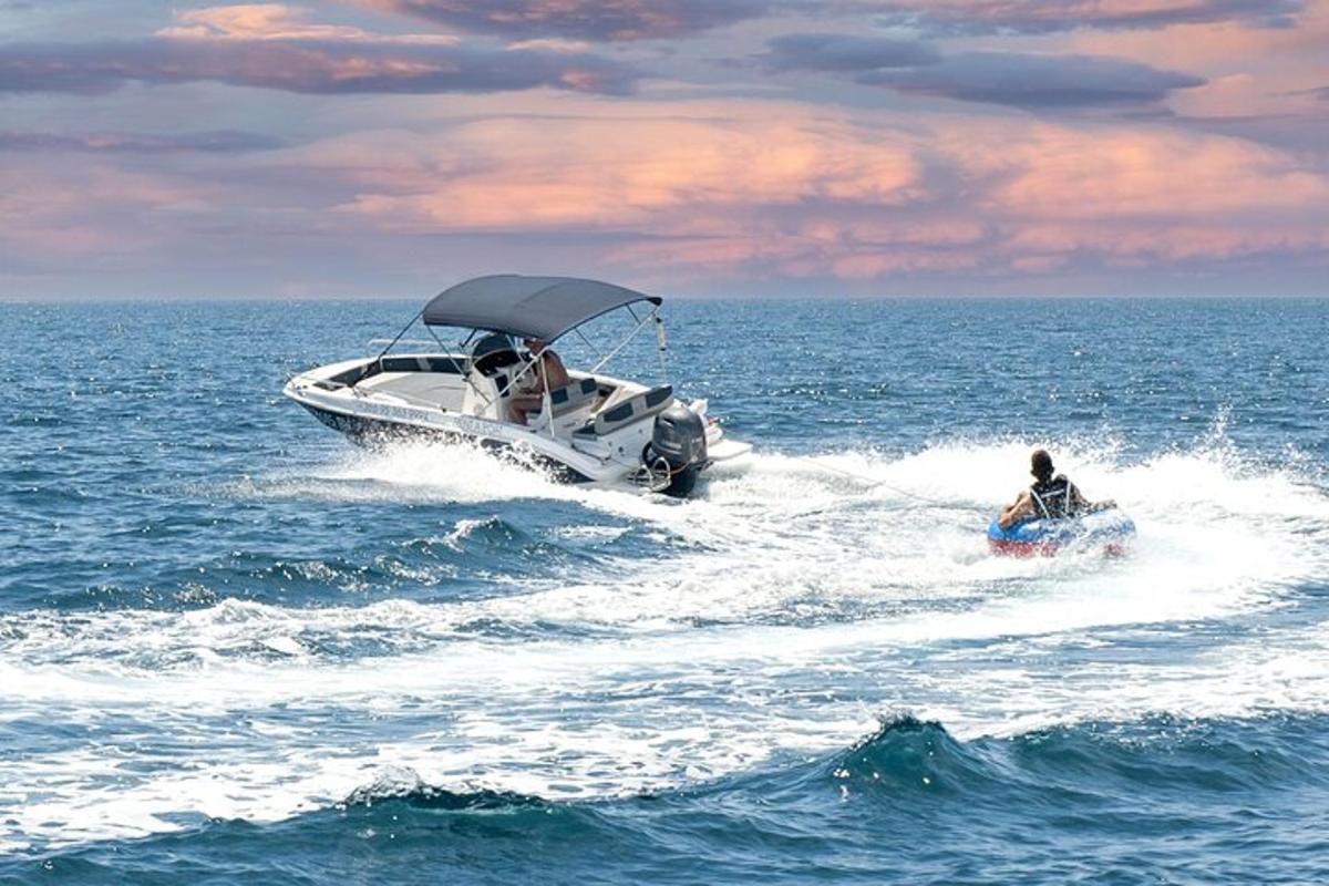 muž jedoucí na motorovém člunu v oceánu