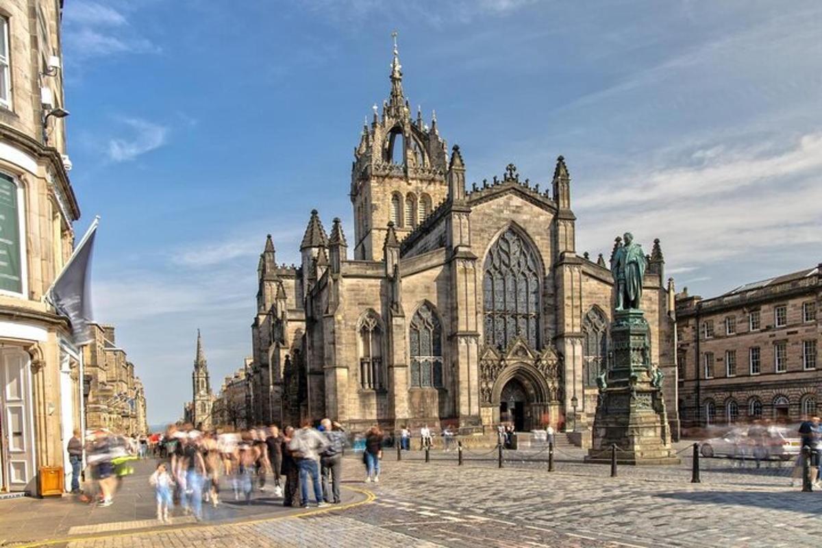 un grup de persones dempeus davant d'una catedral
