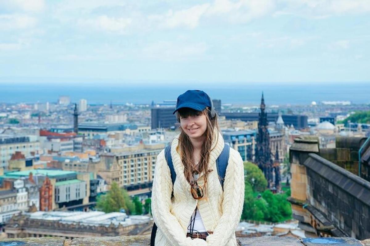 una dona dempeus a dalt d'un edifici
