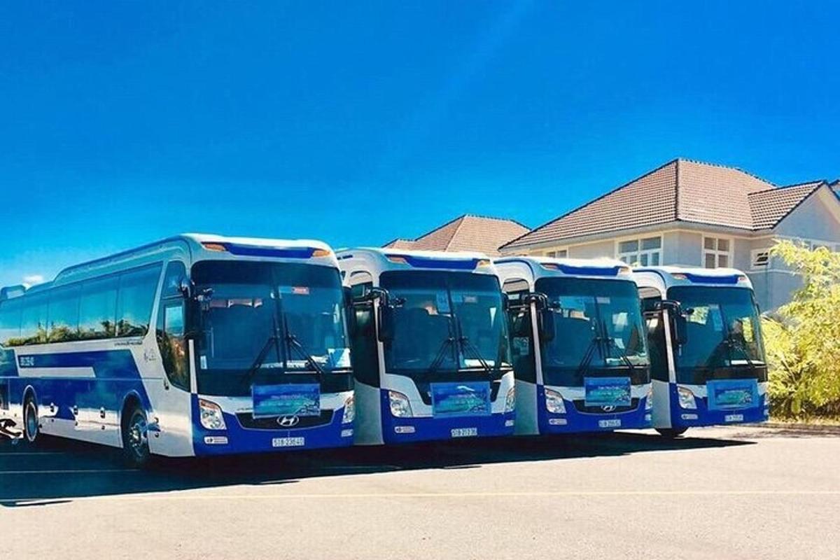 μια σειρά από μπλε λεωφορεία παρκαρισμένα σε ένα πάρκινγκ