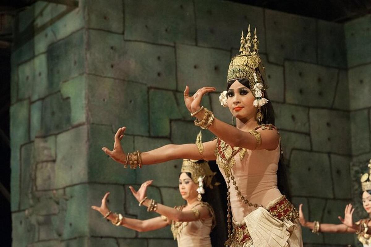 um grupo de mulheres realizando uma dança em uma apresentação