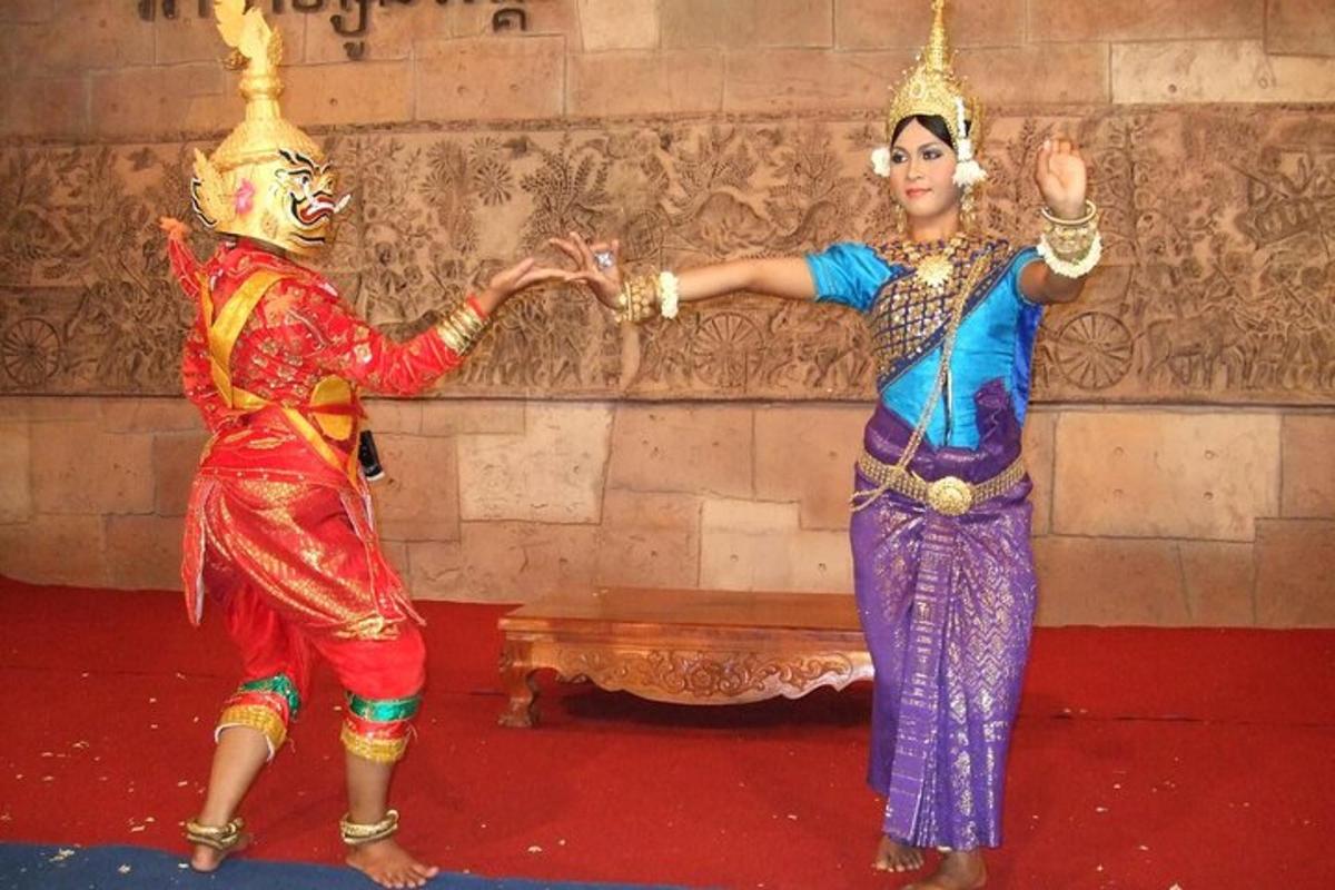 duas pessoas realizando uma dança ritual em uma sala