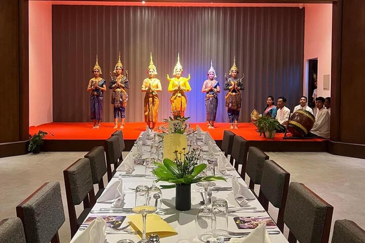 une longue table avec un groupe de personnes sur une scène