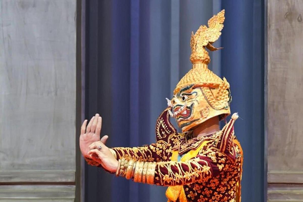uma estátua de um homem vestido com uma fantasia