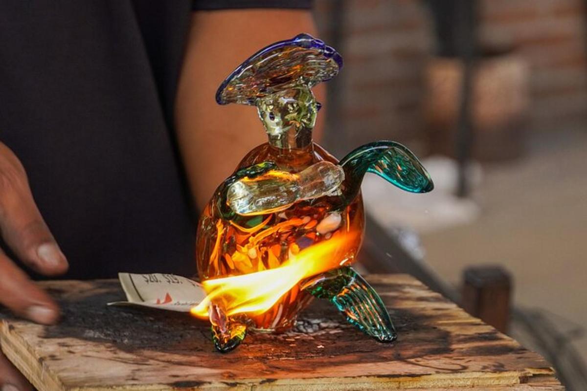 isang basong hugis pagong na bote na nakaupo sa isang mesa