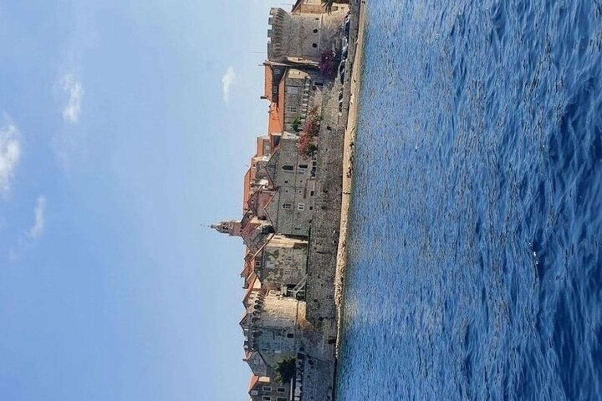 letecký pohled na ostrov v oceánu