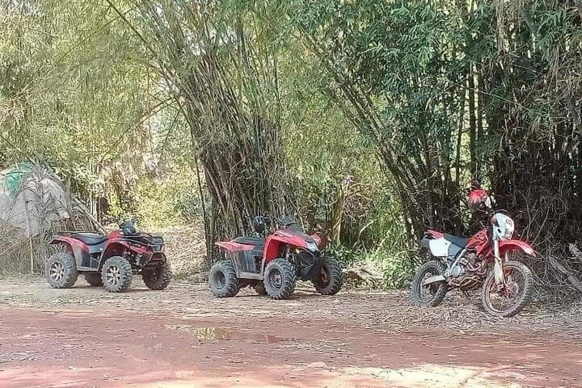 kolm ATV-d ja mootorratast pargitud kruusateele