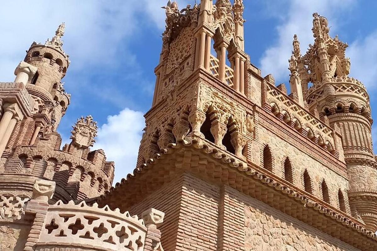 un edifici amb una torre a sobre