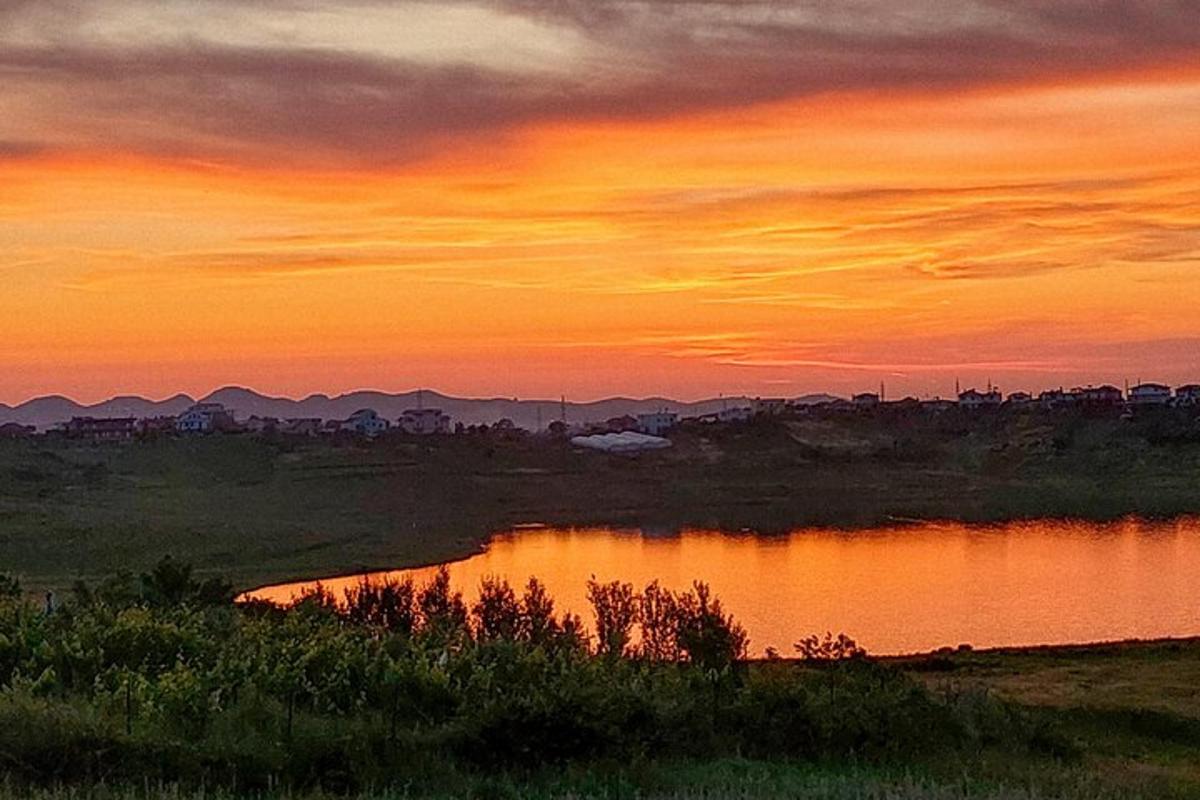 Sólarlag yfir vatn við sólsetur