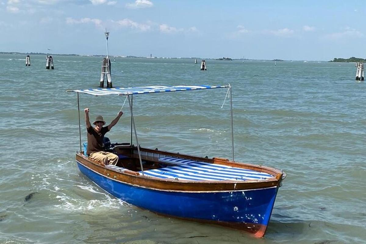un homme dans un bateau bleu dans l'eau