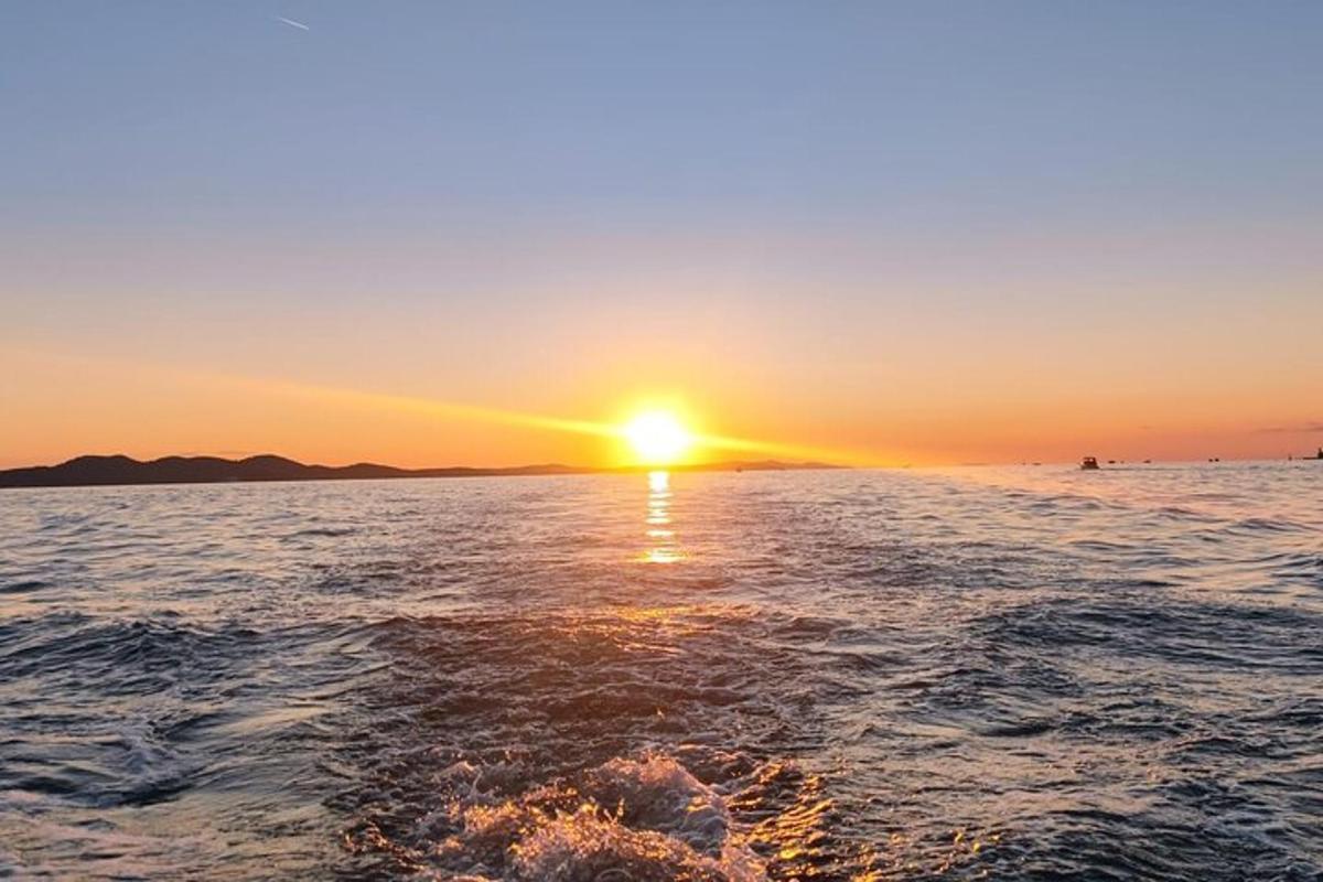 ένα ηλιοβασίλεμα πάνω από τον ωκεανό με τη δύση του ηλίου