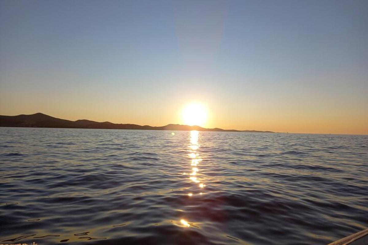 en solnedgang på vannet med solnedgangen