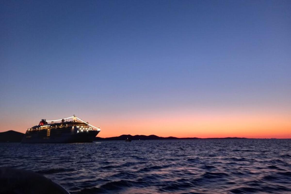 isang cruise ship sa karagatan sa paglubog ng araw