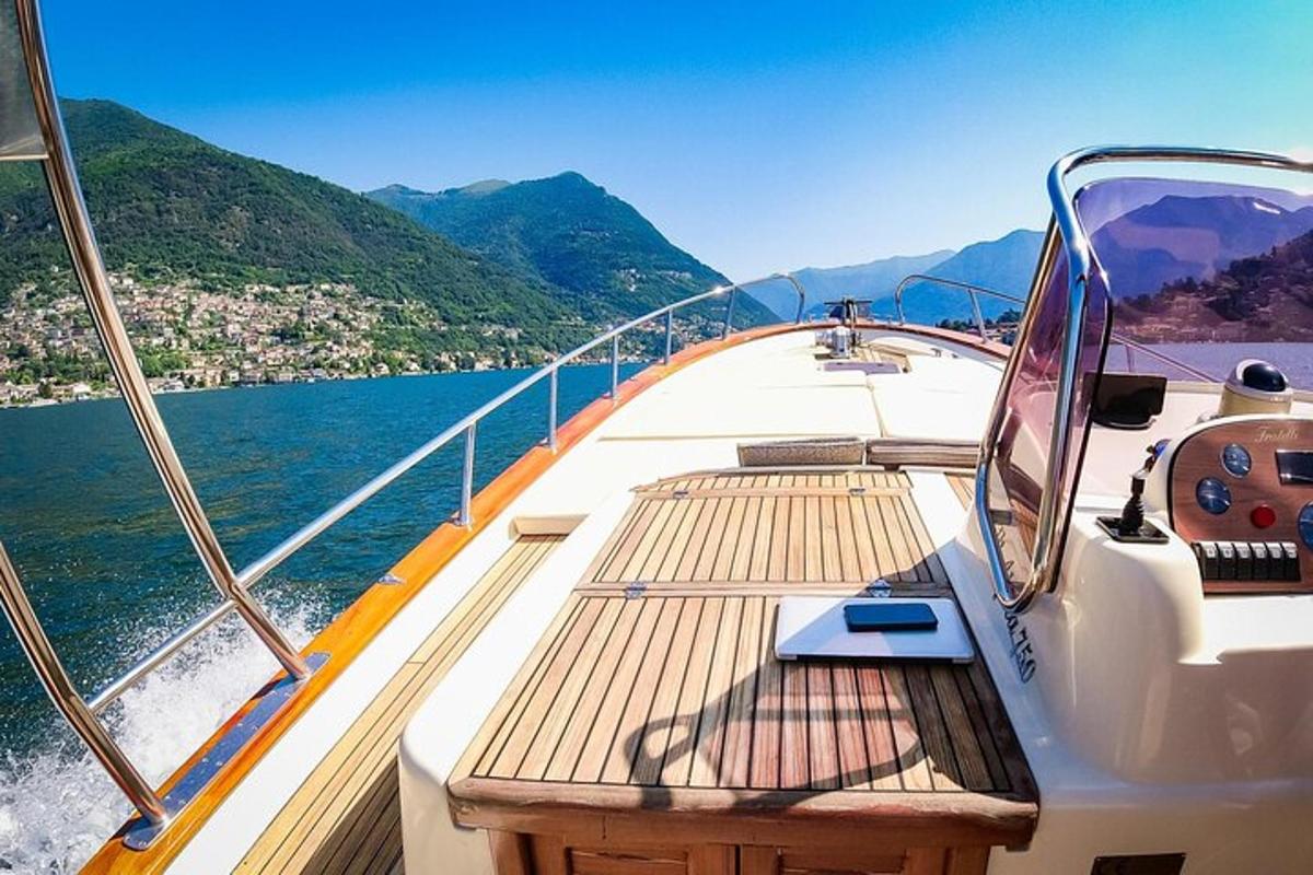 un barco con cubierta de madera en el agua