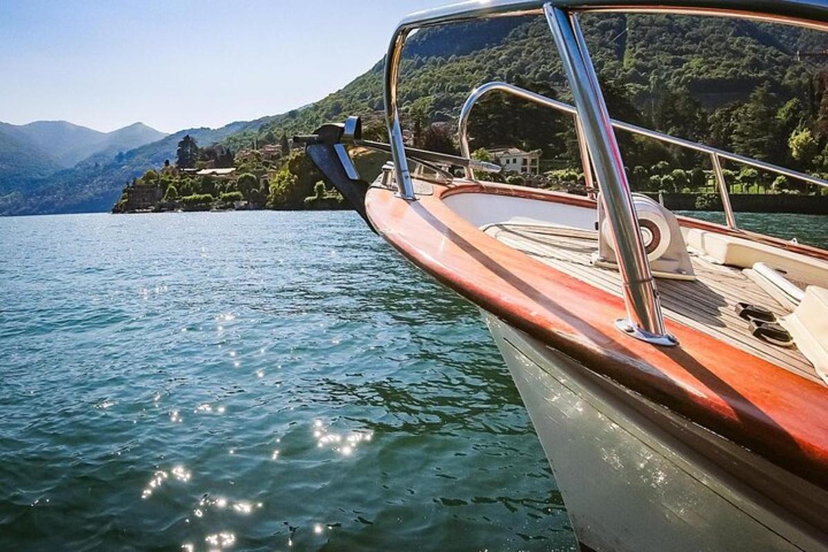 o barcă stând în apă pe un lac