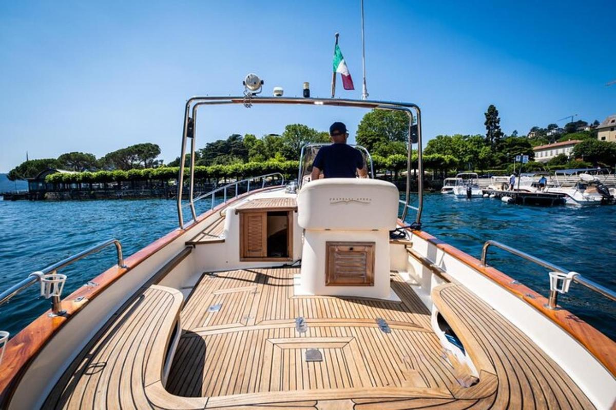 un hombre sentado en la parte trasera de un bote en el agua