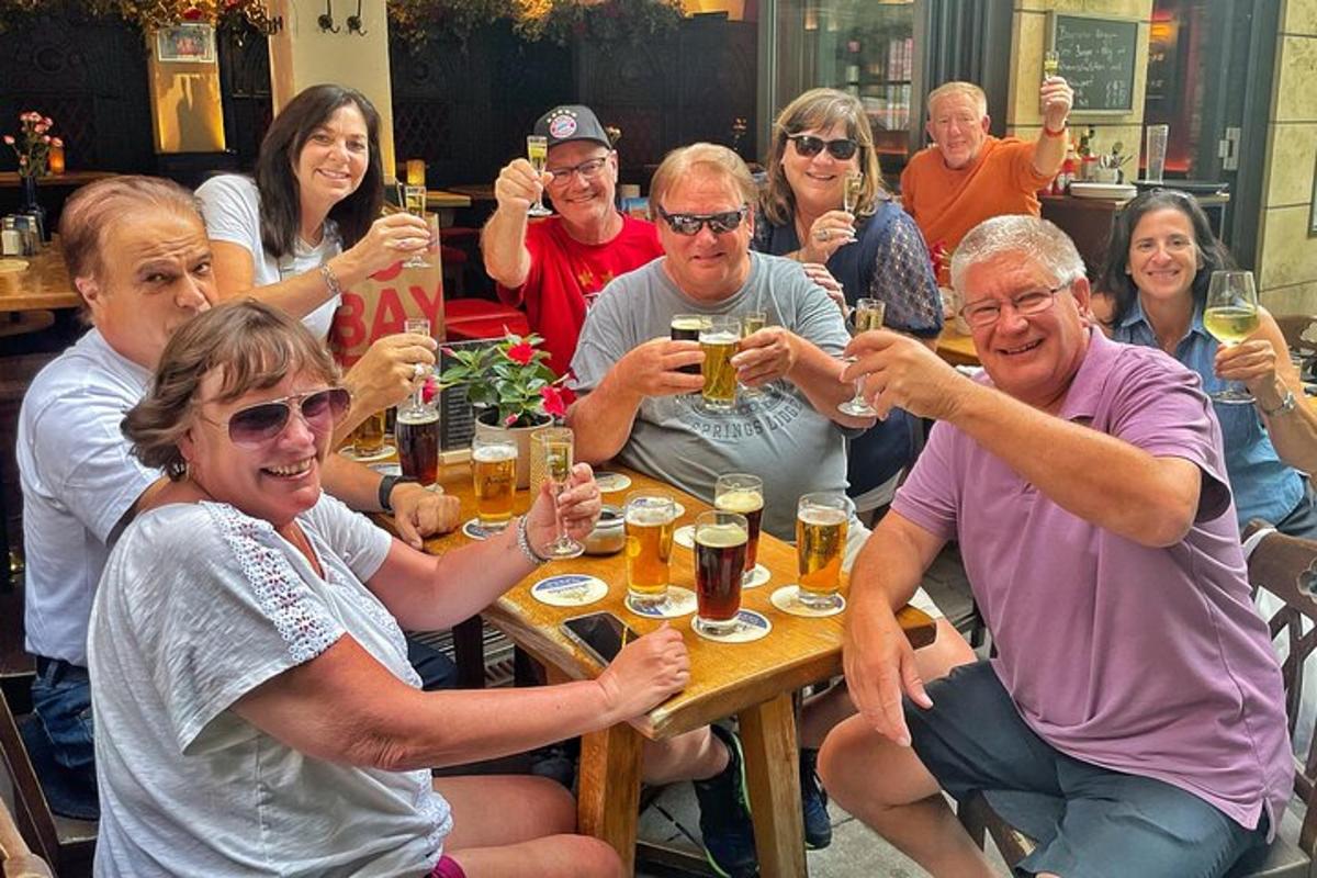 un gruppo di persone sedute attorno a un tavolo a bere birra