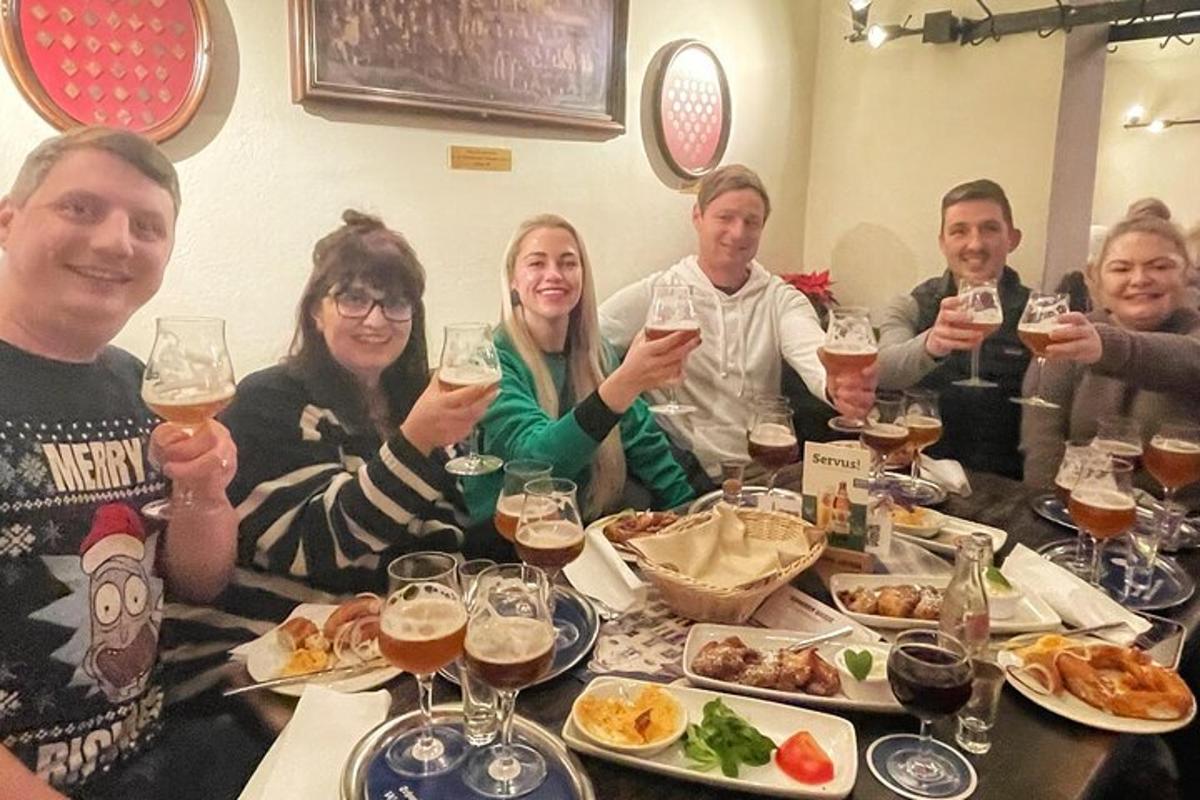 un gruppo di persone sedute attorno a un tavolo che bevono vino