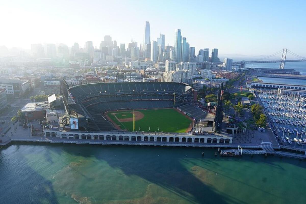 una vista aerea di uno stadio di baseball vicino all'acqua