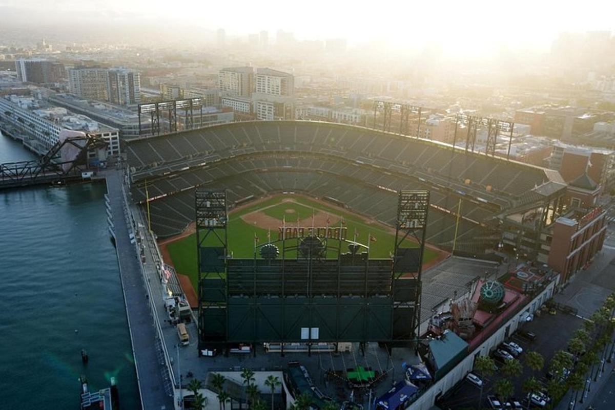 una vista aerea di un campo da baseball in uno stadio