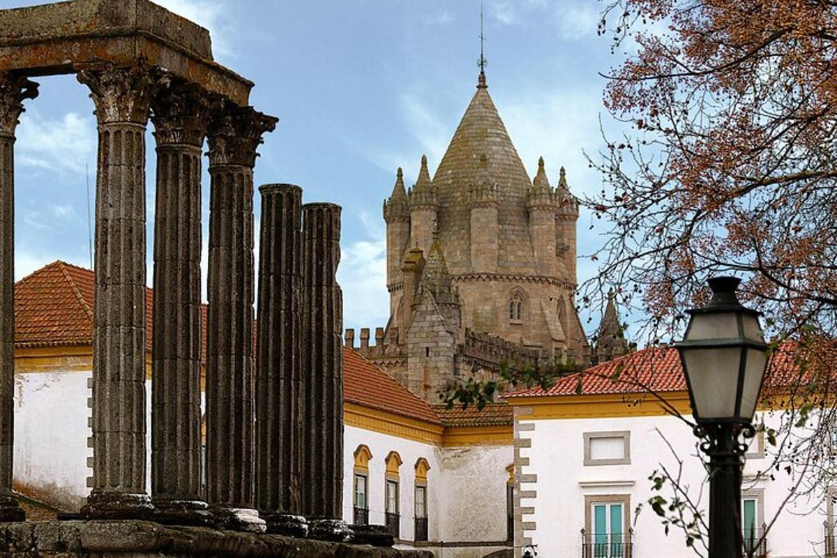 Un edificio con una torre y un edificio con una farola.