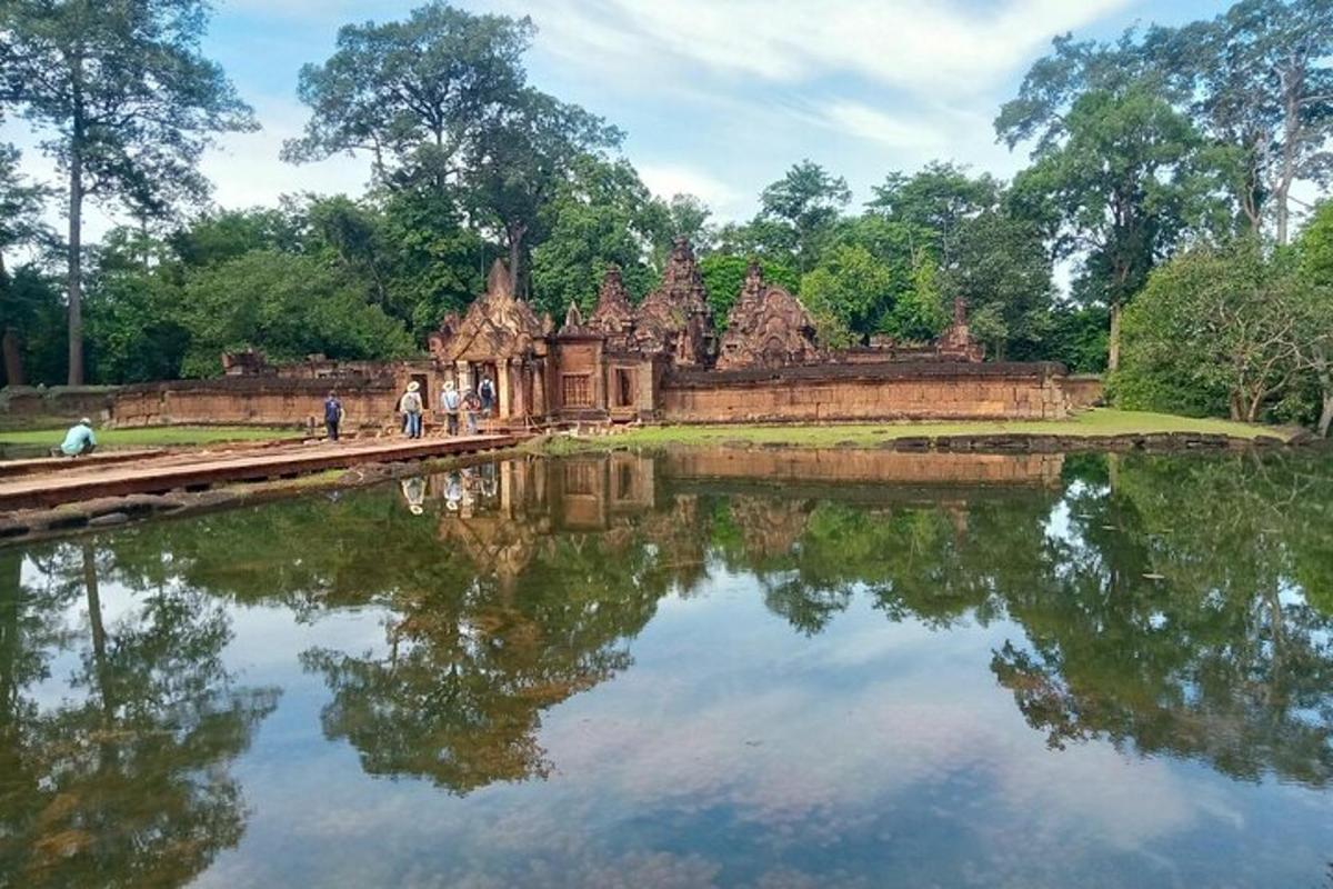pantulan sebuah candi di perairan