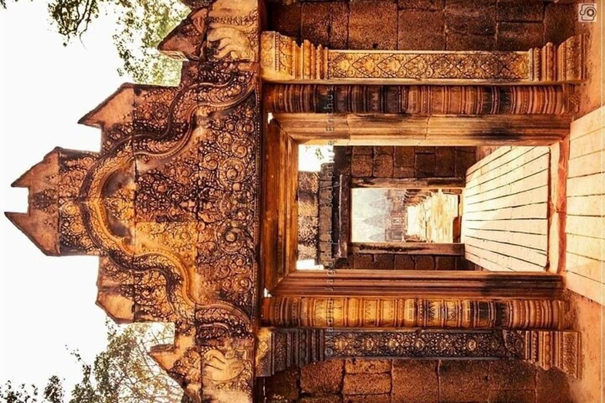 cermin di sisi gedung