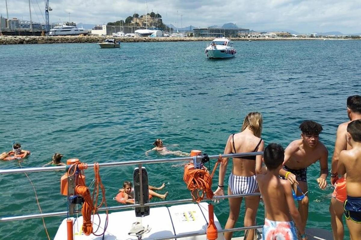 un gruppo di persone in piedi su una barca in acqua