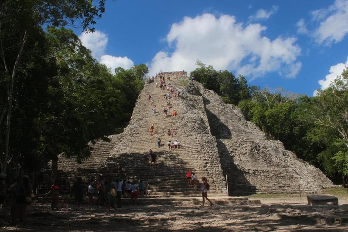 skupina lidí na vrcholu pyramidy