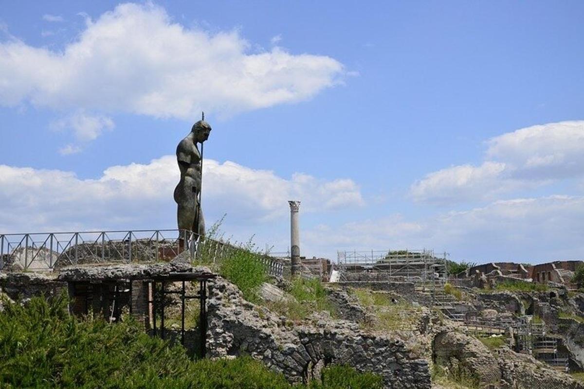 socha muže stojícího na vrcholu kopce