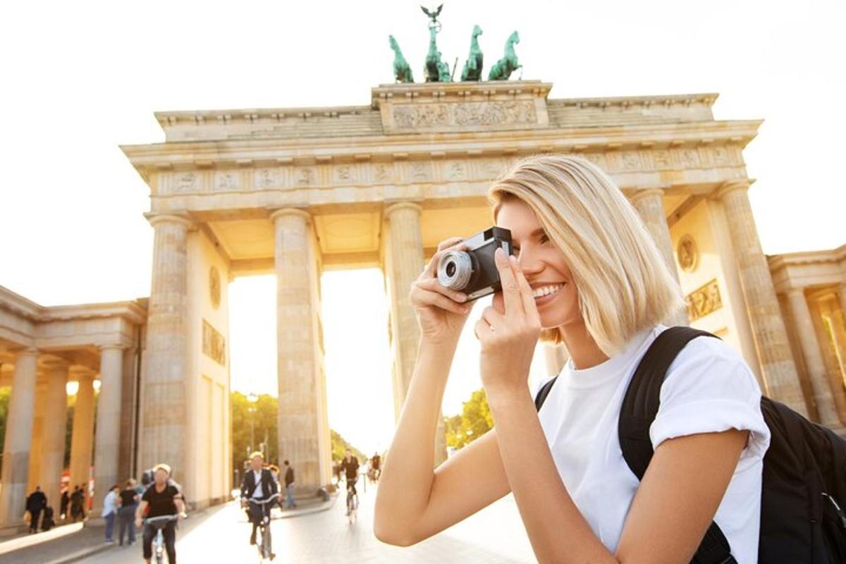 une femme prenant une photo d'un bâtiment avec un appareil photo