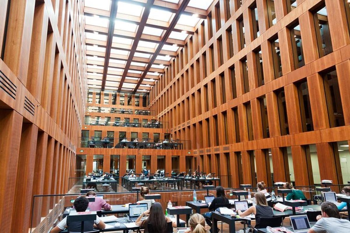 egy csoport ember ül asztaloknál egy nagy épületben