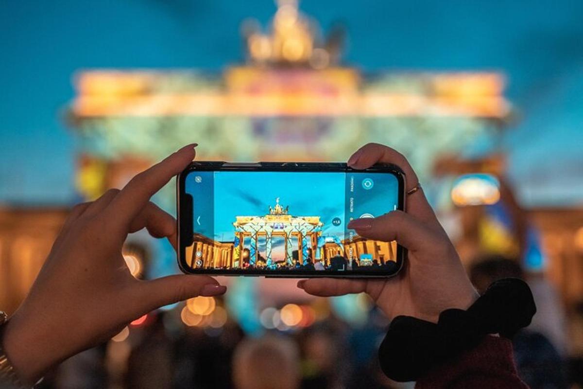 een persoon die een foto maakt met een mobiele telefoon