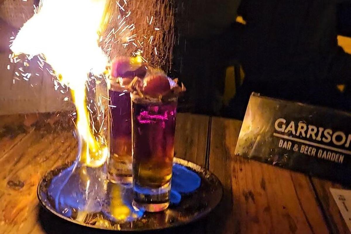laud küünla ja joogiga