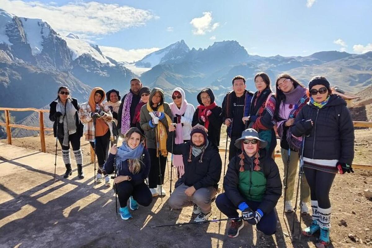 Un grupo de personas posando para una foto en una montaña.