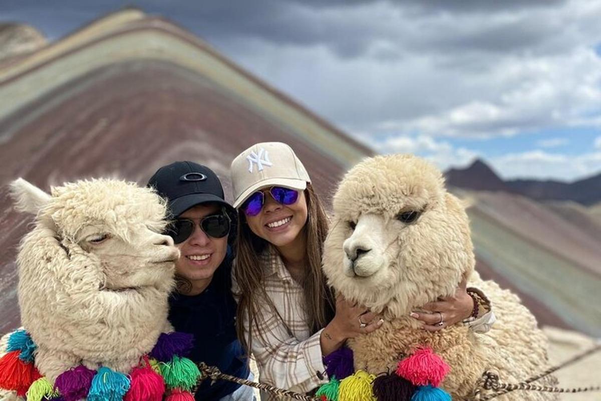 twee vrouwen poseren voor een foto met twee schapen