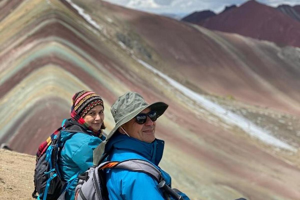 Un hombre y una mujer subiendo una montaña