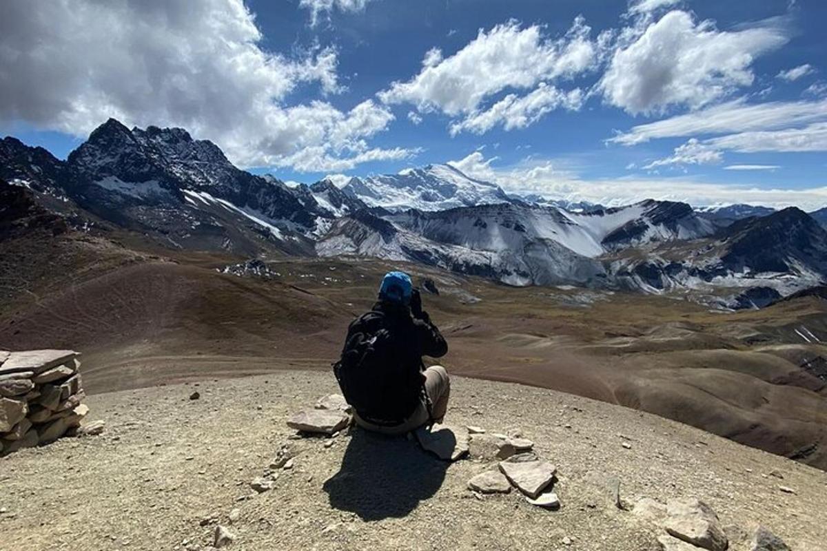 una persona sentada en la cima de una montaña