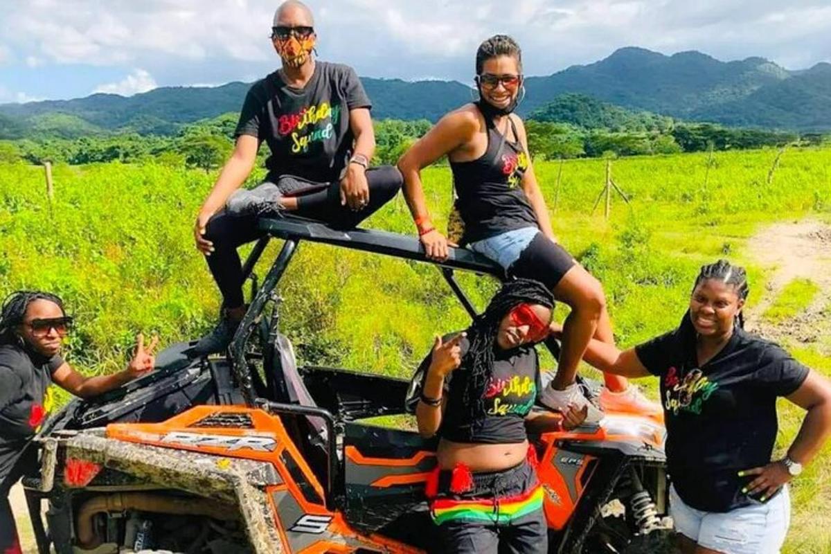 een groep mensen die achterop een ATV zitten