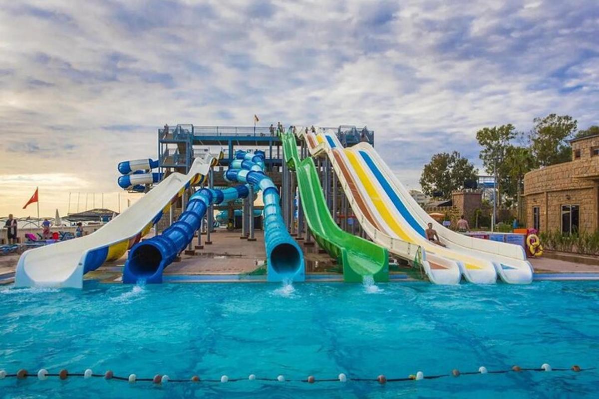 uno scivolo d'acqua in un parco acquatico